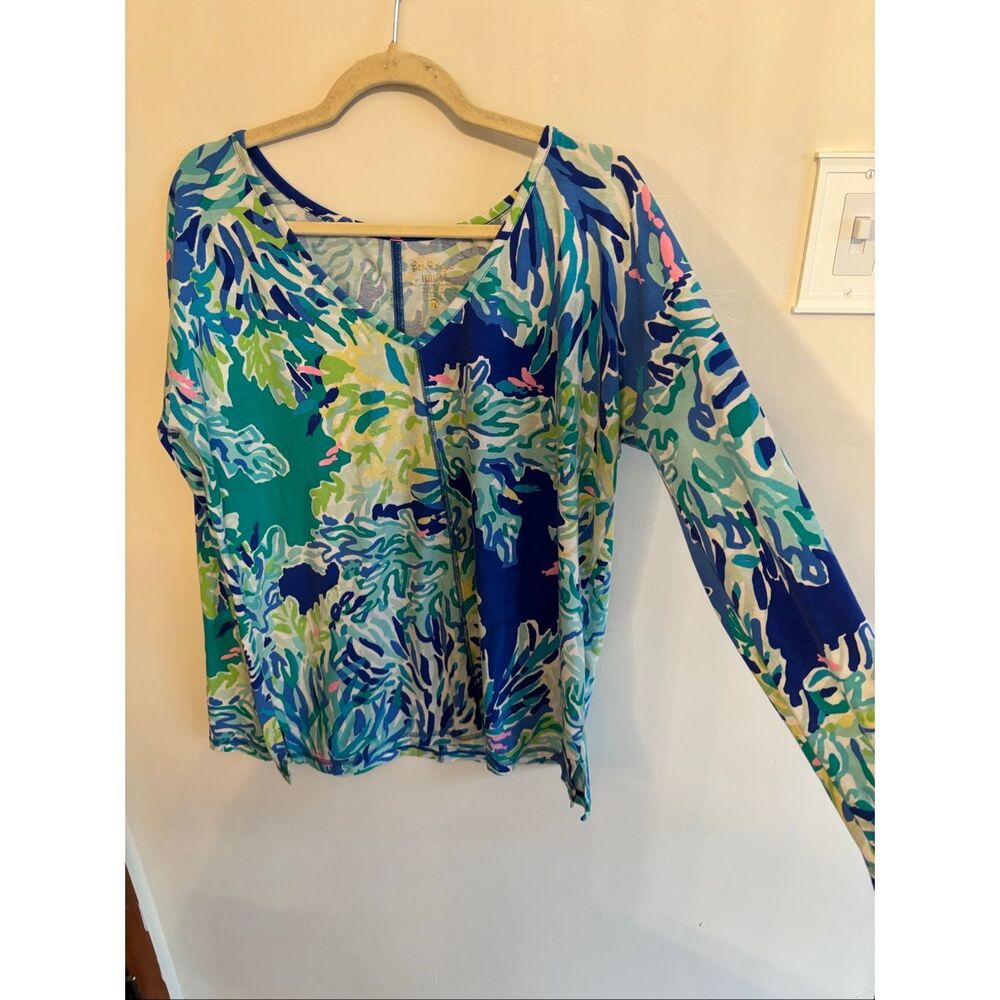 Lilly Pulitzer Luxletic Treena V-Neck Active Tee Size M Wade and Sea Print - Picture 7 of 8